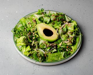 Salată verde cu avocado