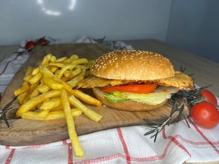 Бургер с хрупкаво пиле (280г)