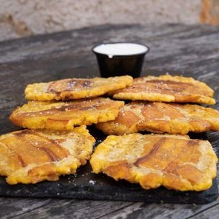 Tostones Con Nata Criolla