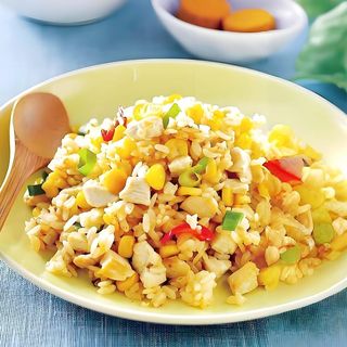 J4. Orez prăjit cu pui 鸡肉炒饭