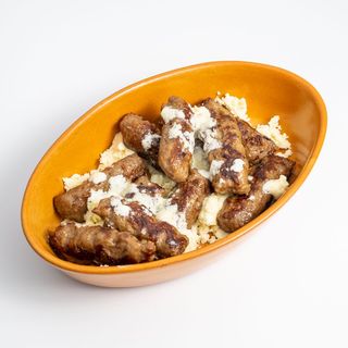 Ćevapčići u kajmak umaku sa pečenim pecivom