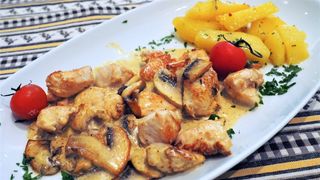 Пилешко филе с гъби, сметана, кашкавал и запечени картофи 350 гр.