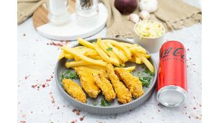 Crochete de pui cu fulgi si parmezan,cartofi prajiti,salata de varza alba,Coca Cola zero