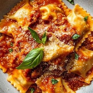 Raviolis De Queso Con Cebolla Caramelizada Ala Napolitana 