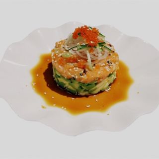 Tartar de salmón, aguacate, pepino e ikura