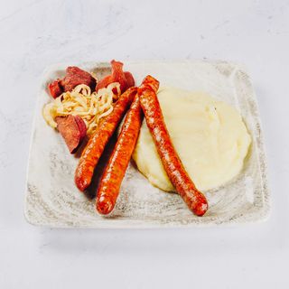 Domaće kobasice s prilogom i lepinja