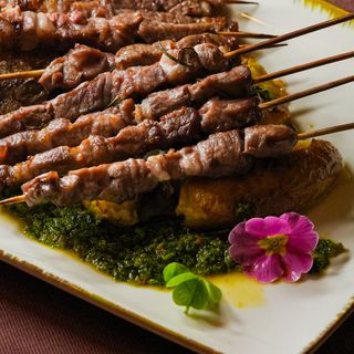 Frigarui de berbecut cu sos chimichurri si cartofi zdrobiti