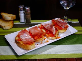 Crostini con prosciutto crudo