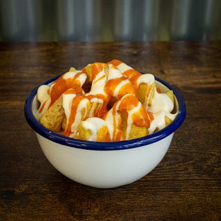 Patatas bravas con  salsa a elegir