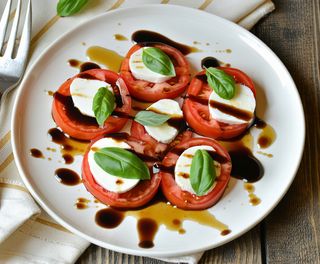 Салата Капрезе с домашно босилеково песто