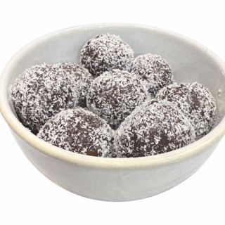 Energy ball de dátil, coco, cacao y crema de cacahuete