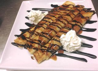 Naleśniki z twarogiem, bita śmietaną i sosem karmelowym