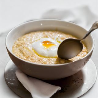 Вівсяна каша с трюфельним кремом, сиром пармезан та яйцем пашот (446г)