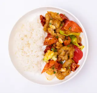 Куриные бедра в панировке с овощами
