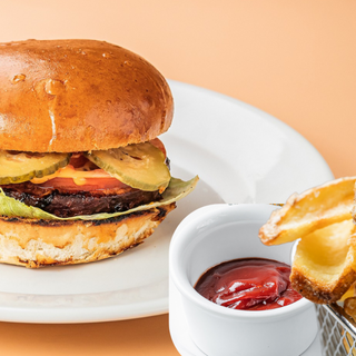 Фірмовий бургер Песто з котлетою з телятиною та діпами (200/80/30 г)