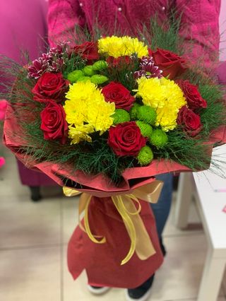 Пъстър букет с рози и хризантеми #322