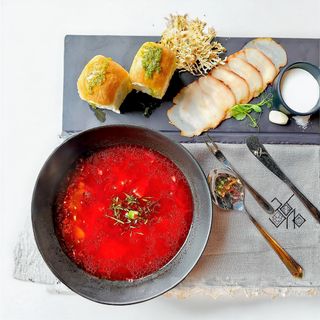 Борщ червоний із салом та пампушками