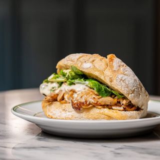 Sande frango com salada