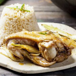 Ali di pollo, riso e insalata