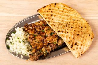 1/2 pilećih fileta i 1/2 teleći ražnjići