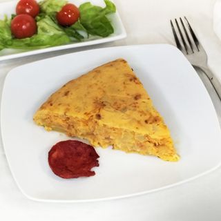 Porción de Tortilla de Patata con Chorizo