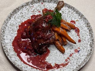 Качина ніжка з вишневим соусом та бататом фрі (240g)