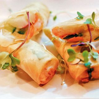 Rollitos de langostinos, mango y albahaca