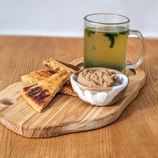 Келих курячого бульйону з курячим паштетом