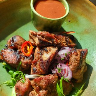 Шашлик з свинини, маринованою цибулею та соусом (250/50)