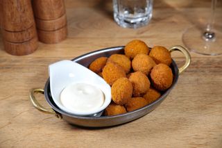 Masline pane cu sos de maioneza cu usturoi