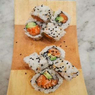 74.Uramaki Salmón roll (8 Uds.)