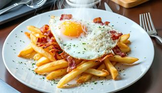 Cartofi prăjiți cu bacon, oua ochiuri si telemea