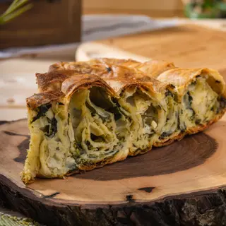 Домашна селска баница с краве сирене, яйца, спанак и масло - 1 парче