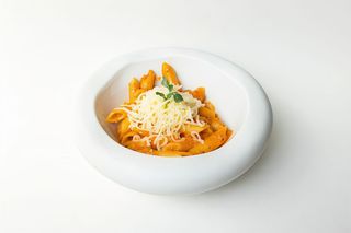 Penne in sos rosu cu cascaval ras