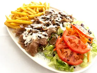 Plato Carne Con Patatas Y Ensalada Grande