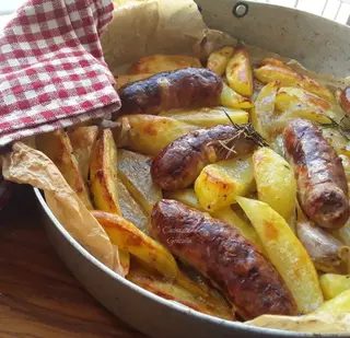 Salsiccia alla piastra con patate al forno 