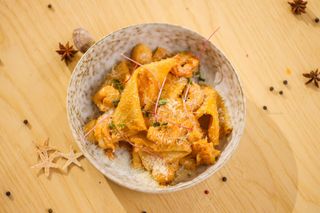 Паста с гребешками и креветками с соусом биск