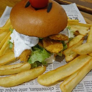 Бургер с панирано пилешко филе (400г)