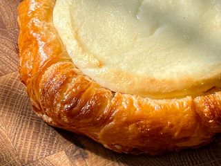 Даніш з крем сиром та  смородиною (130g)