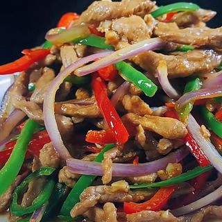 42. Ternera con cebollas