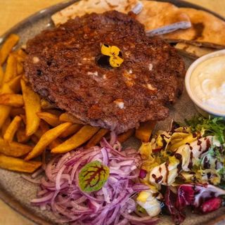 Pleskvita cu cartofi prăjiți, salată și sos de brânză