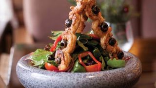 Креветки на гриле с салатом микс