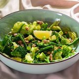 მწვანე სალათი ბროკოლით და ავოკადოთი