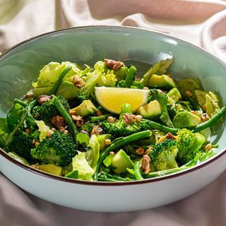 მწვანე სალათი ბროკოლით და ავოკადოთი