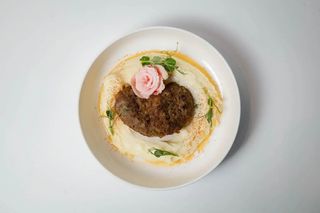 Котлета по домашнему с пюре и грибным соусом