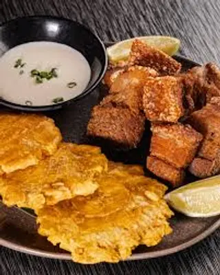 Patacones Con Chicharrón