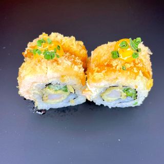 krewetka w tempurze zawijana w panierowanego łososia