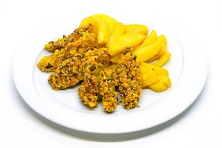 Fasii de pui picante cu seminte si cartofi pai