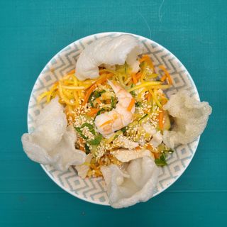 Ensalada vietnamita de mango con cerdo y gambas