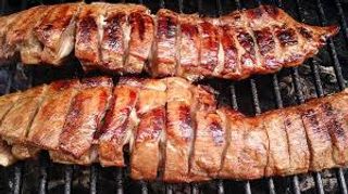 Costillas Asadas Con Patatas Y Salsa Chimichurri